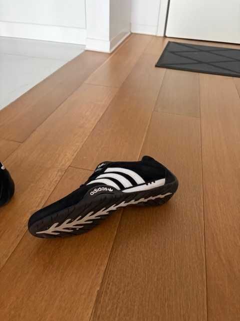 Adidas Adiracer Low-Top Sneakers – negru/alb – mărimea 42,5