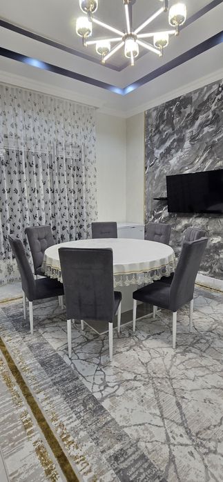 Стол и стулья в комплекте