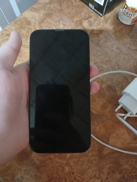 Продам Айфон 13