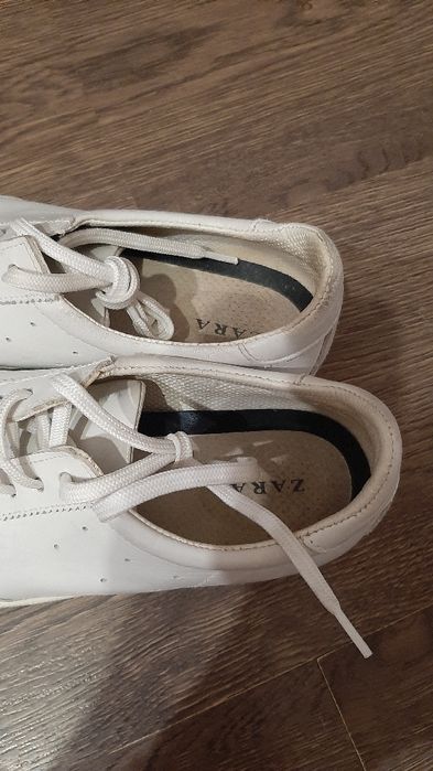 Бели обувки на Зара