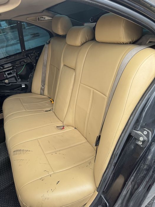 Задний диван BMW E39 с модельными кожаными чехлами