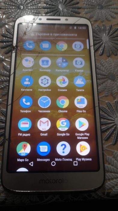 Телефон моторола работи перфектно макар чее пукнат