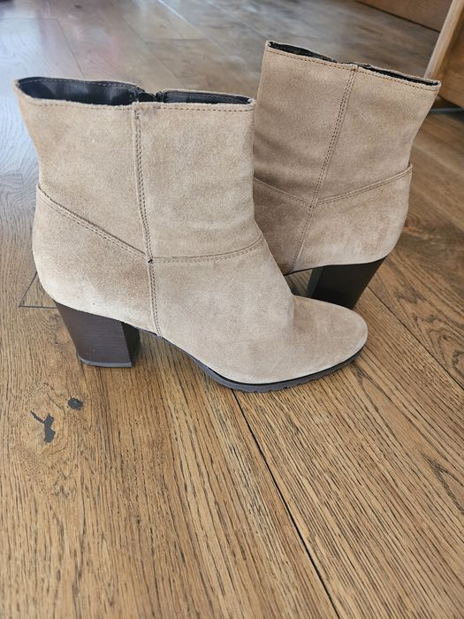 Дамски бежови боти