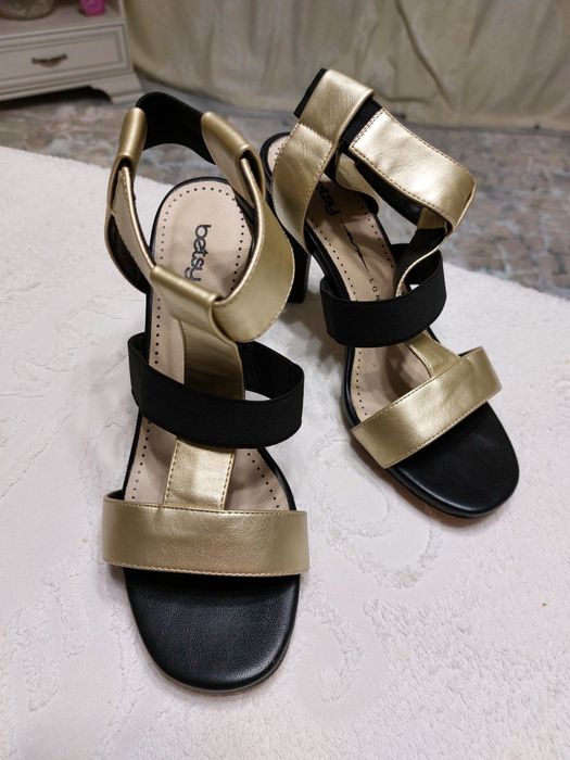 Продам женские босоножки