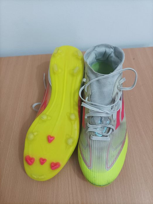 Ghete de fotbal mixte și turnate