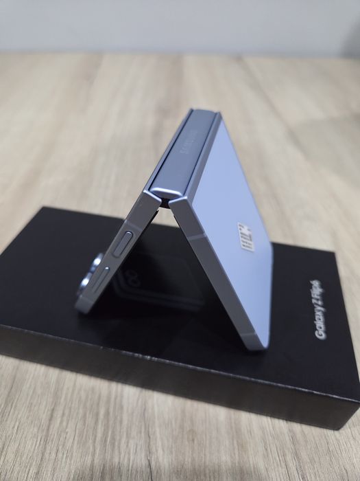 Samsung Galaxy Z Flip6 като нов с 14 месечна гаранция