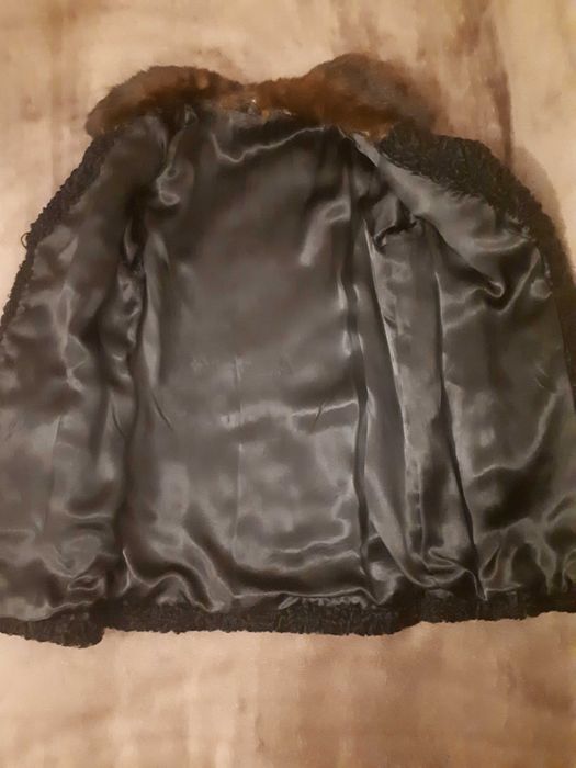 Haina neagră de blană astrahan cu gulerul de nurca + pălărie asortata