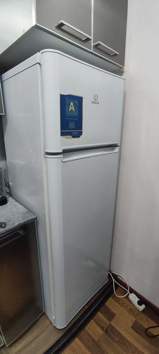 Продается холодильник Indesit