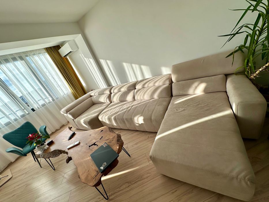 Голям и удобен диван за просторна всекидневна или офис