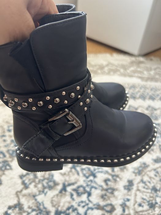 Продам детские ботинки