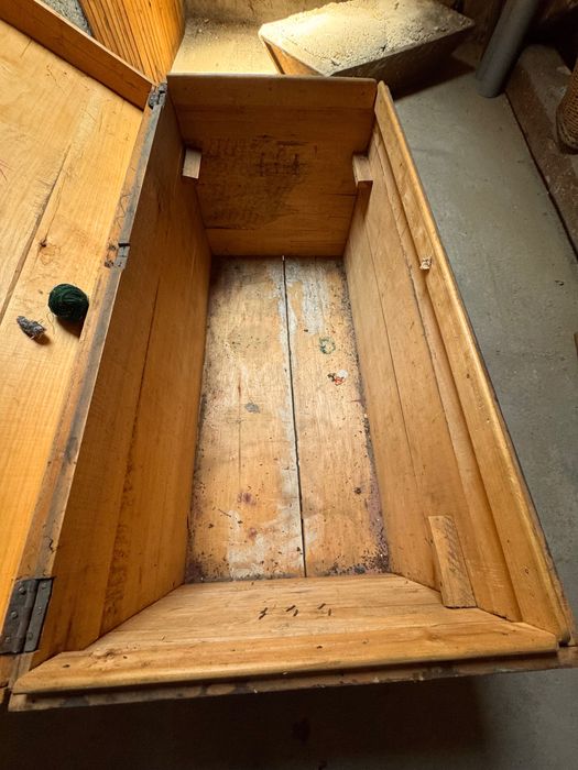 Дървен старинен сандък