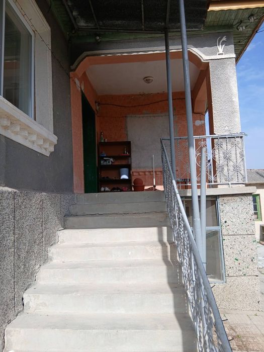 Тухлена къща 70кв.м на два етажа с 1дка двор