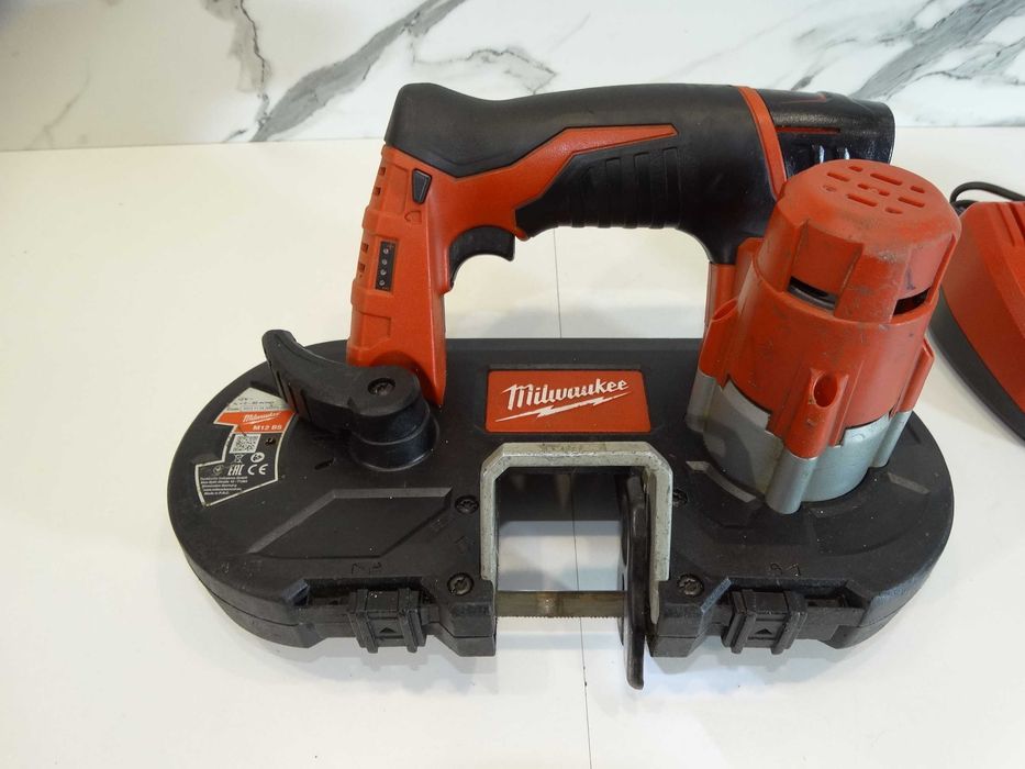 Milwaukee M12 BS - Лентов трион / банциг