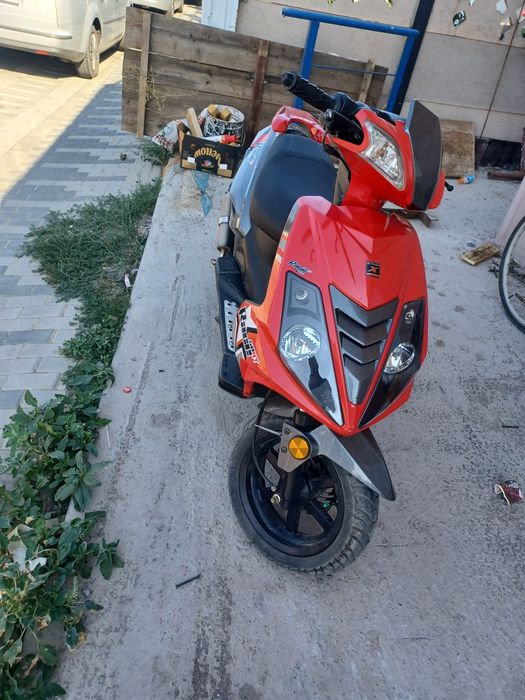 Vând sau schimb scuter