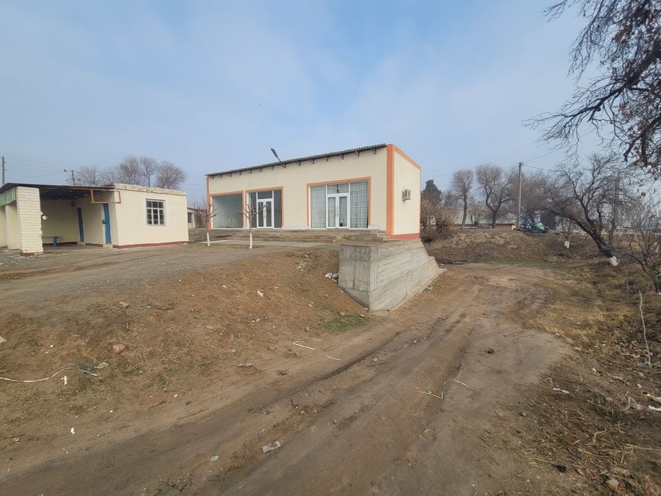 Noturar bino sotiladi