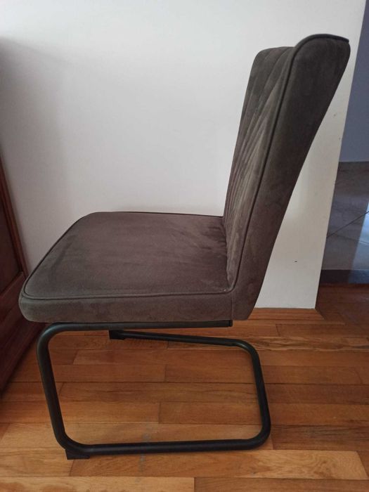 Vand masa lemn masiv, 4 scaune, 2 noptiere si birou cu scaun pt fetita