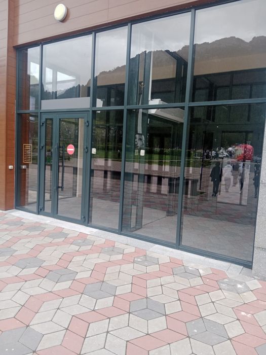 Алюми  Пластиковые и алюминиевые окна двери и витраж и