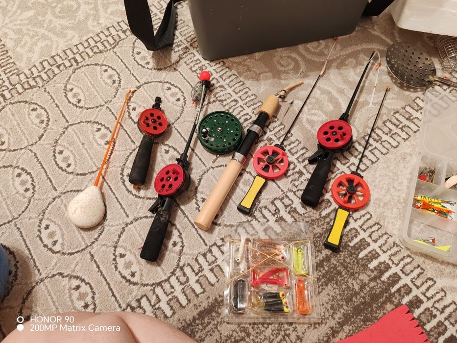 Продам рыбаловные снасти зимней