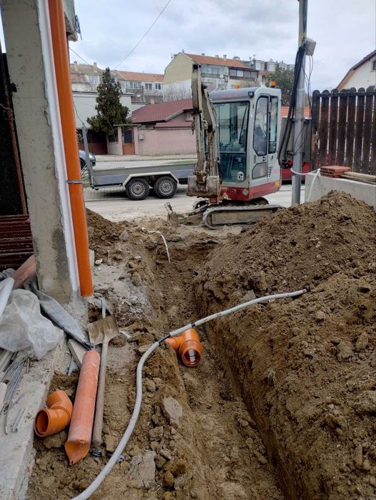 Бобкат мини багер и самосвал с кран скеле и хюнебеци