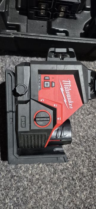 Milwaukee nivela cu linii