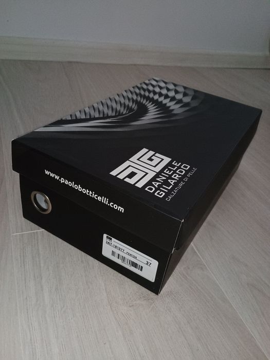 Продавам обувки Daniele Gilardo