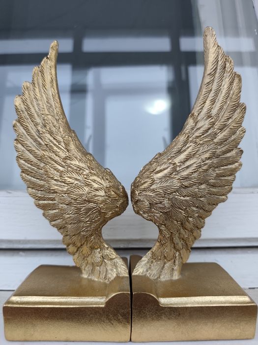 Suport premium pentru cărți – Aripi de înger aurii, design elegant