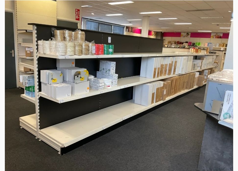 Vând rafturi magazin