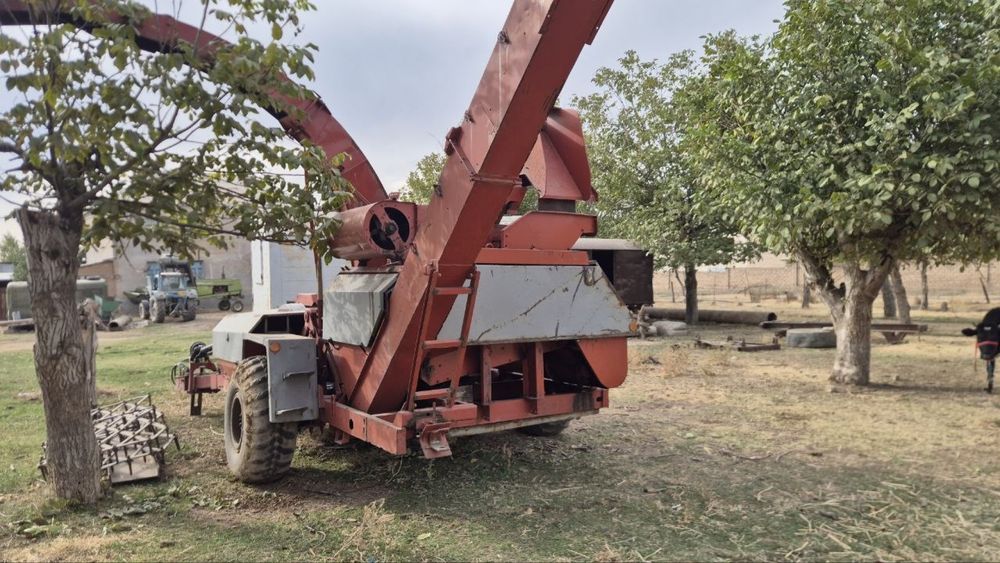 Makkajo‘xori va silos o‘radigan kombayn sotiladi