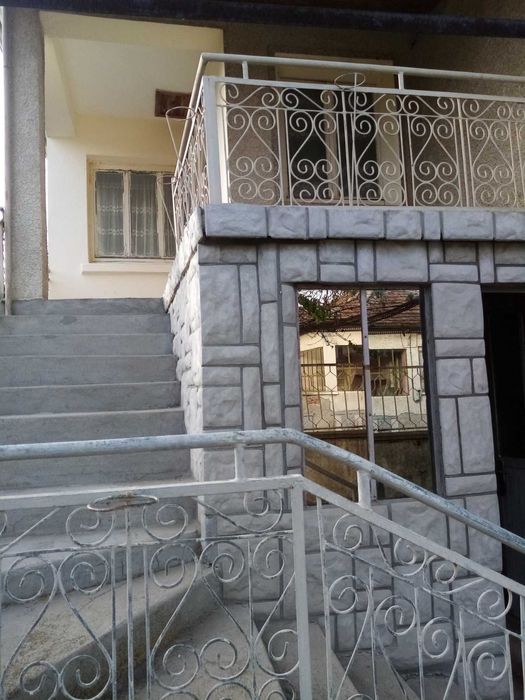 Двуетажна къща с двор