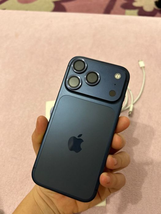 Iphone 17 pro,голубой