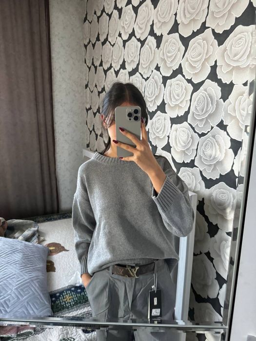 новый серый вязанный свитер