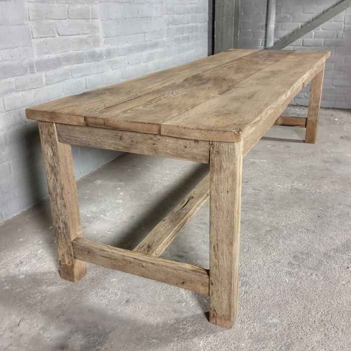 Стол из дерева отличного качества.