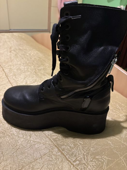 Черни боти от Amulet