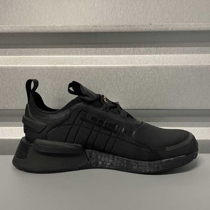 Оригинални обувки ADIDAS NMD V3  размери EU42, 43 1/3 ,46 2/3