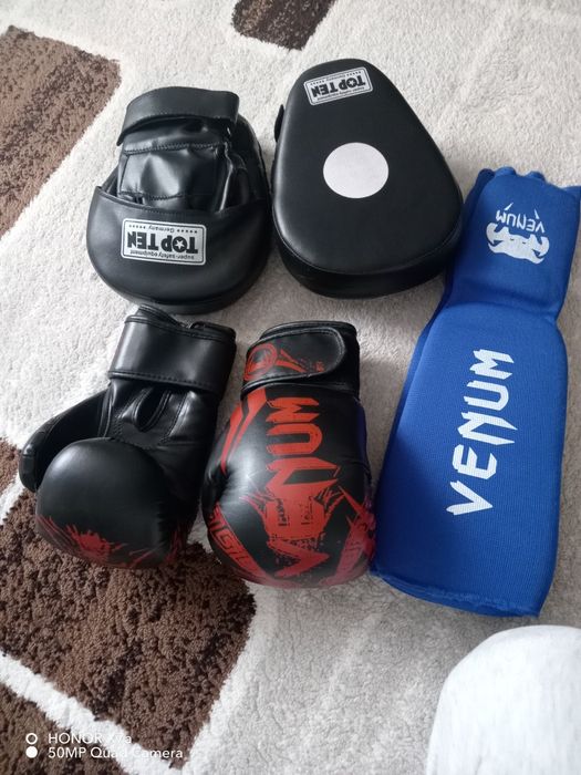 Боксерские перчатки, лапти, футы,