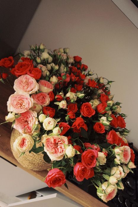 Продам цветыБукет на корзинке роза спрей, вчерашние букеты, размер М