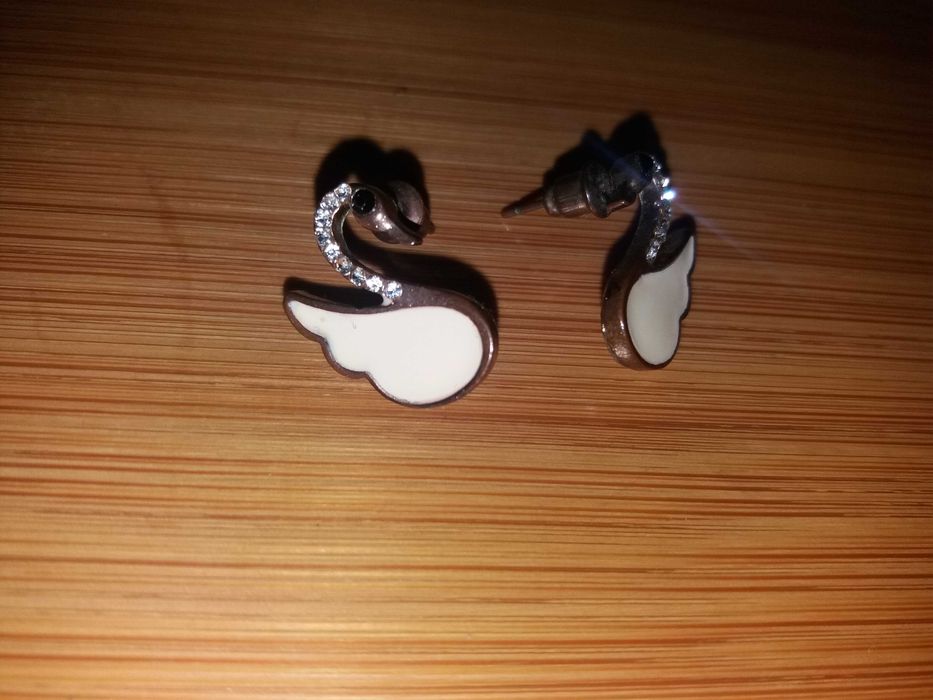 Обеци лебеди с бял емайл и камъчета