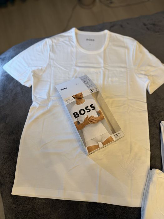 BOSS set 3 tricouri albe cu logo piept bumbac marimea S noi