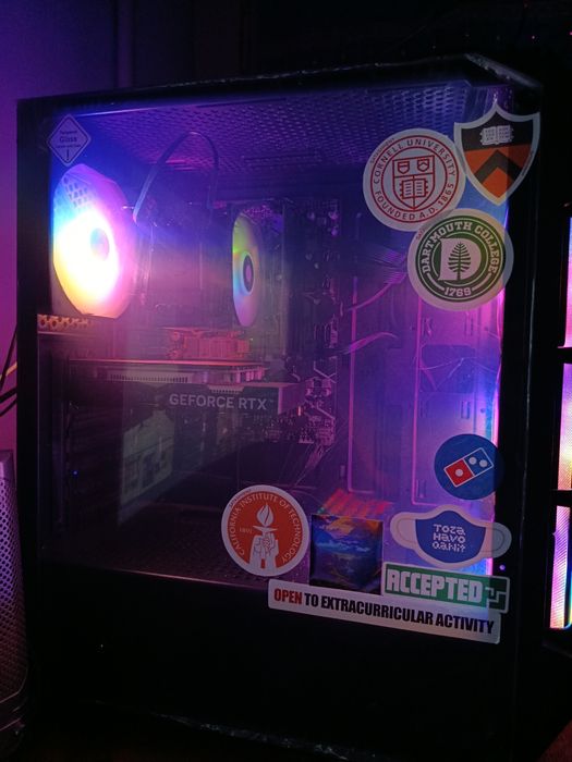 Игровой компьютер с монитором и аксессуарами