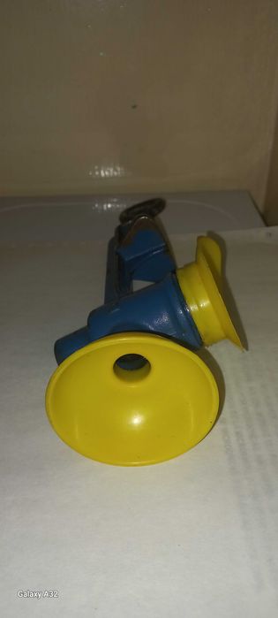 Rasnita veche de mac din fonta