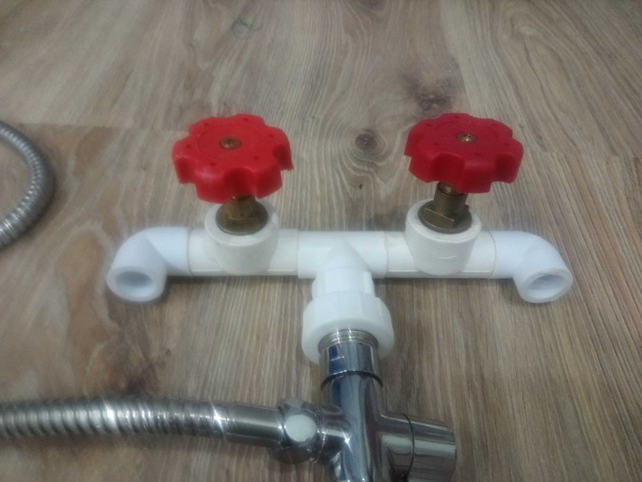 Смеситель из полипропилена для хоз помещений