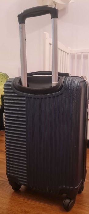 Куфар с четири колела