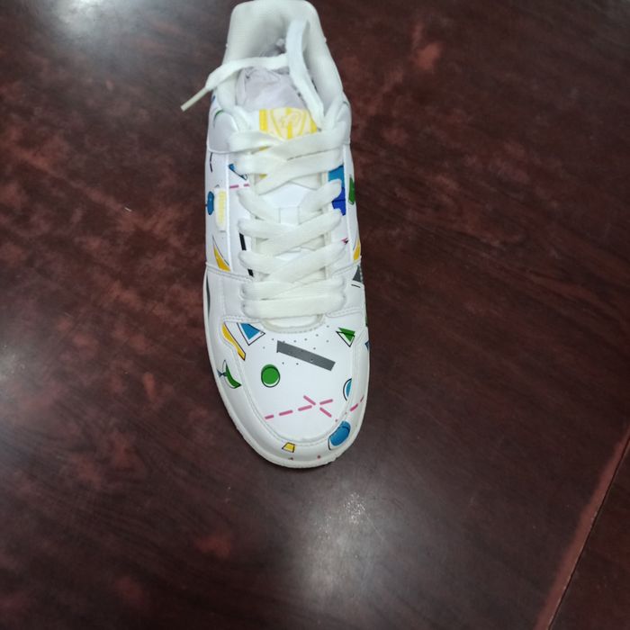 Кроссовки белые, спортивные