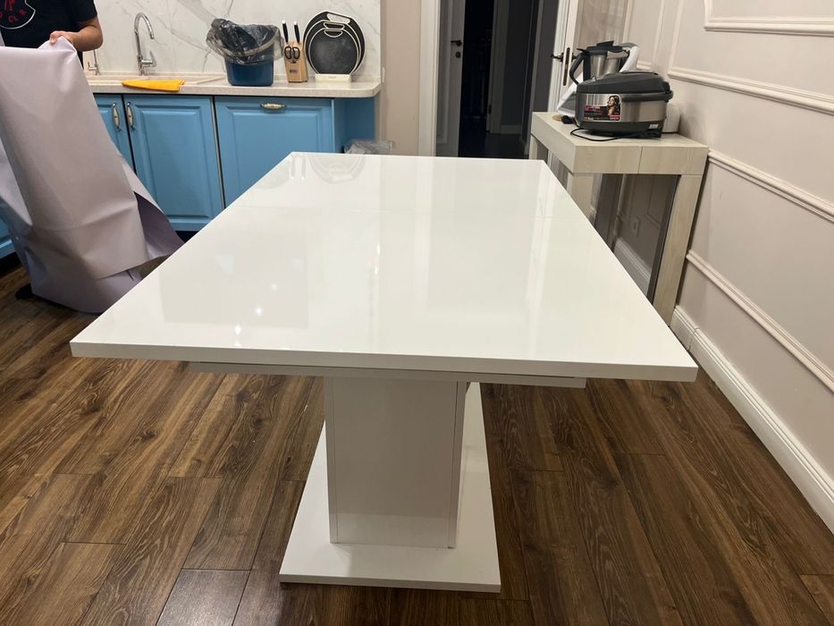 Стол обеденный белого цвета