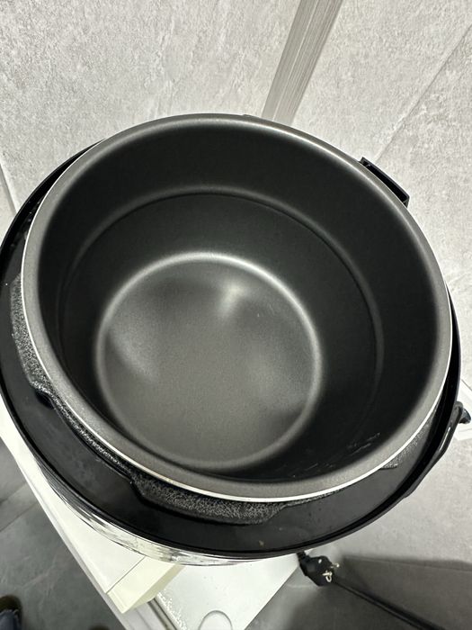 Мультиварка в отличном состоянии. Вместимость 4 литра.