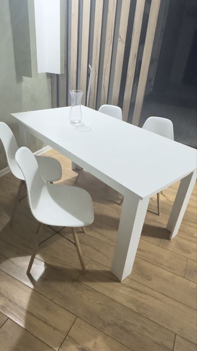 Комплект стол и 4 стула.