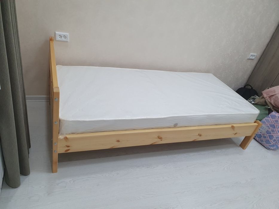 Продаётся односпальная деревянная кровать 200×90