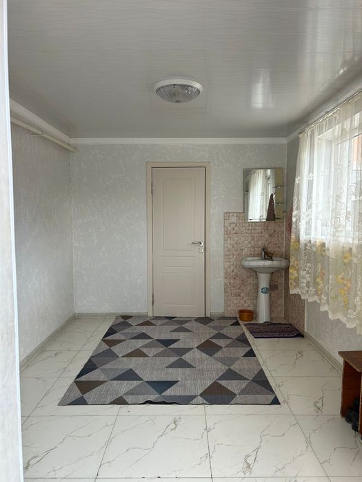 Қала орталығынан еңсесі биік жер үй сатылады.