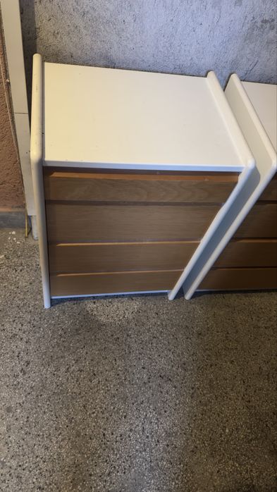 Продавам еднолицев матрак 90х200 см  и два броя нощни шкафчета .