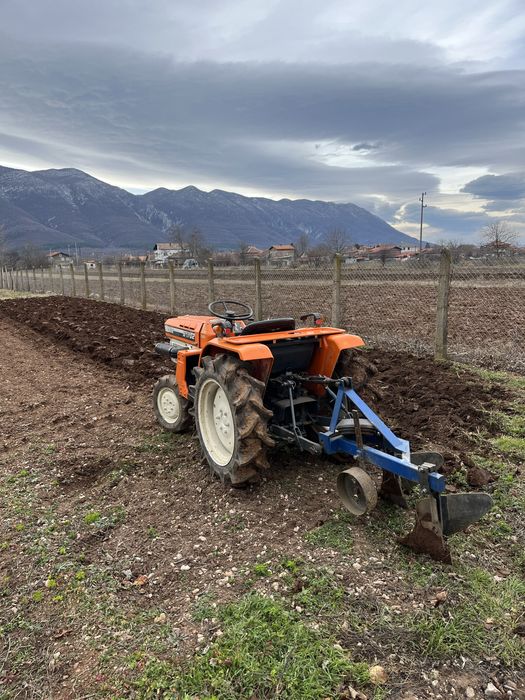 Услуги с малък трактор